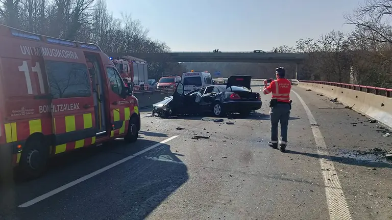 Trasladada una persona al HUN tras salirse su vehículo de la vía y colisionar contra el quitamiedos en la A-15. BOMBEROS DE NAVARRA