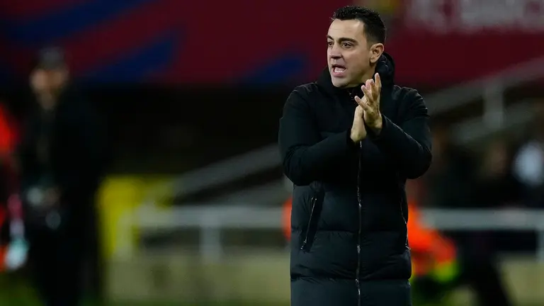 BARCELONA, 31/01/2024.- El entrenador del Barcelona, Xavi Hernández, aplaude a sus jugadores durante el partido de la jornada 20 de LaLiga EA Sports entre FC Barcelona y CA Osasuna, este miércoles en el Estadi Olímpic Lluís Companys en Barcelona. EFE/ Enric Fontcuberta