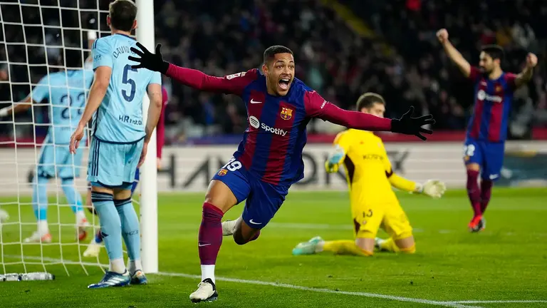 BARCELONA, 31/01/2024.- El delantero brasileño del Barcelona Vitor Roque celebra su gol durante el partido de la jornada 20 de LaLiga EA Sports entre FC Barcelona y CA Osasuna, este miércoles en el Estadi Olímpic Lluís Companys en Barcelona. EFE/ Enric Fontcuberta