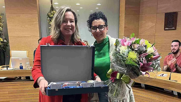 Arantza Biurrun junto a la alcaldesa Marta Diez Napal. EUROPA PRESS