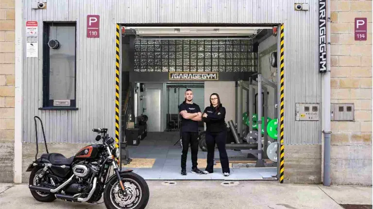 Pablo Iribarren y Carolina Torre en la sede de GarageGym en Mutilva. CEDIDA