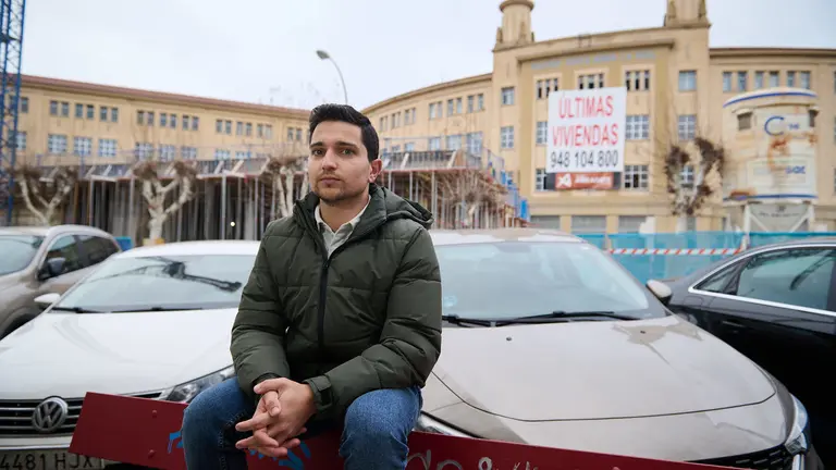Joseba Ceberio delante de las obras de su casa. PABLO LASAOSA