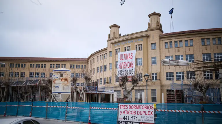 Joseba Ceberio delante de las obras de su casa. PABLO LASAOSA