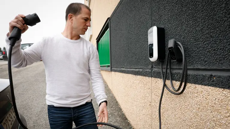 El CEO de la empresa Ulartec, Joseba Ulayar, durante la entrevista concedida a EFE tras recibir en Alemania uno de los reconocimientos internacionales del diseño en los 'German Design Award 2024' por el cargador de vehículos eléctricos 'Policharger ÖN'. EFE/ Villar López