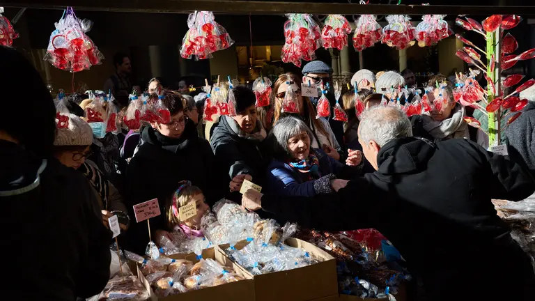 Puestos de venta de roscos y dulces en la plaza de San Nicolás y en la calle San Miguel por la celebración de San Blas. IÑIGO ALZUGARAY