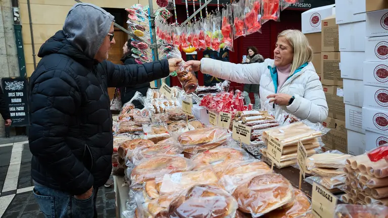 Puestos de venta de roscos y dulces en la plaza de San Nicolás y en la calle San Miguel por la celebración de San Blas. IÑIGO ALZUGARAY