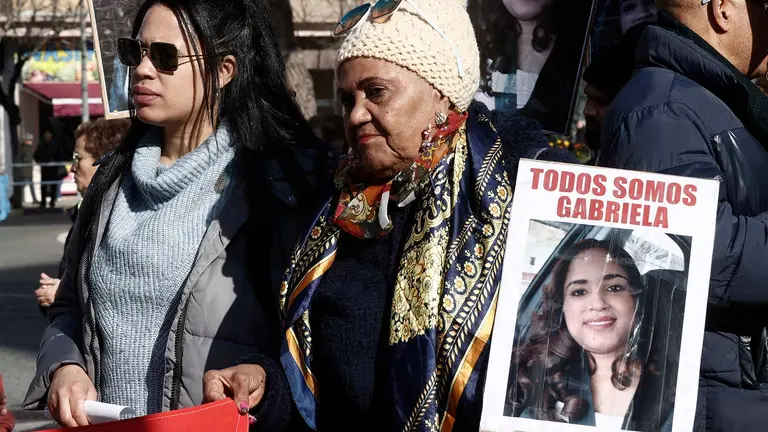 Familiares, allegados y vecinos del barrio pamplonés de San Jorge se han manifestado este domingo a pocos días de cumplirse dos meses de la desaparición el 7 de diciembre de Gabriela Reyes, de 35 años, tras salir de un bar cerca de su domicilio. La manifestación ha salido desde el barrio de San Juan, donde se ha cantado una jota en honor a Gabriela Reyes, y ha recorrido las calles de Pamplona hasta llegar al Paseo de Sarasate, donde ha terminado. Ha estado encabezada por un pancarta con la frase 'Todos somos Gabriela', junto a dos banderas de la República Dominicana, su país de origen. EFE/ Jesús Diges