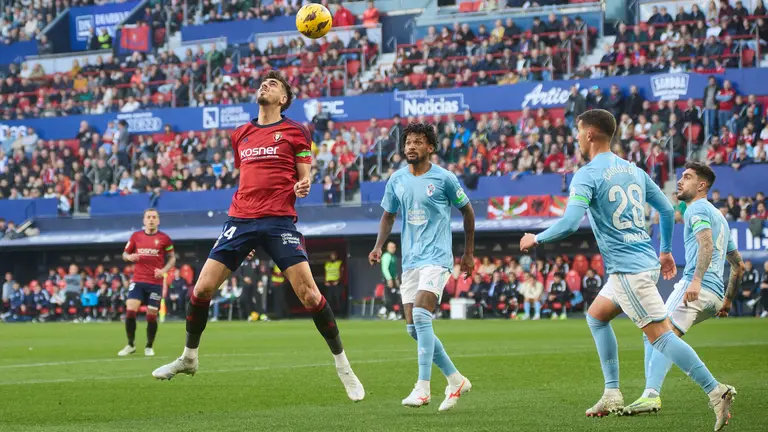 Alejandro Catena (24. CA Osasuna), Renato Tapia (5. RC Celta), Carlos Domínguez (28. RC Celta) y Unai Núñez (4. RC Celta) durante el partido de La Liga EA Sports entre CA Osasuna y RC Celta disputado en el estadio de El Sadar en Pamplona. IÑIGO ALZUGARAY