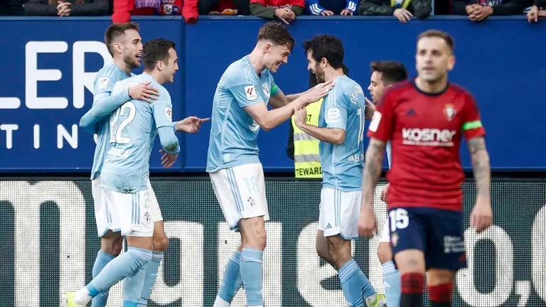El delantero estadounidense del Celta, Luca de la Torre (4i), celebra el segundo gol de su equipo durante el partido de LaLiga entre el Osasuna y el Celta, este domingo en El Sadar. EFE/Jesús Diges
