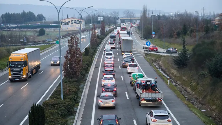 Decenas de tractores se han concentrado desde primera hora de la mañana en varios puntos de acceso a Pamplona para protestar por la situación del sector agrícola y ganadero en Navarra colapsando el tráfico y generando importantes retenciones en los accesos a la ciudad. IÑIGO ALZUGARAY