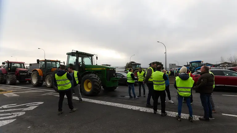 Decenas de tractores se han concentrado desde primera hora de la mañana en varios puntos de acceso a Pamplona para protestar por la situación del sector agrícola y ganadero en Navarra colapsando el tráfico y generando importantes retenciones en los accesos a la ciudad. IÑIGO ALZUGARAY