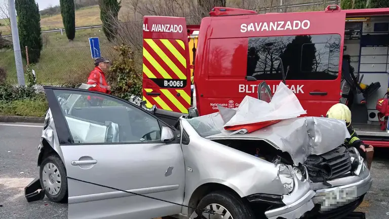 Herida una persona en una colisión entre un autobús y dos turismos en la PA-34, en Berriozar. BOMBEROS DE NAVARRA