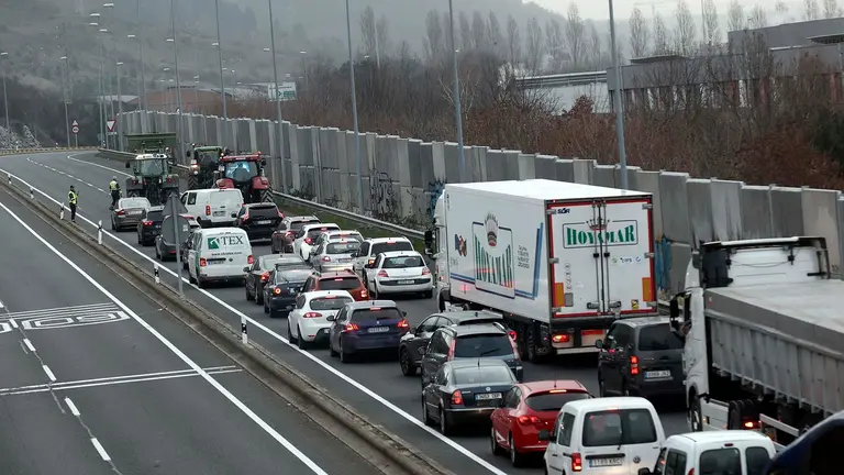 La movilización que los agricultores están llevando a cabo con sus tractores desde primeras horas en las vías principales de la Comunidad Foral están ocasionando retenciones en los accesos y salidas de Pamplona. Las retenciones han sido especialmente importantes en hora punta al encontrarse las rondas de la comarca ocupadas por los tractores, que no han entrado en la ciudad. Agentes de la Policía Municipal, Guardia Civil y Policía Foral regulan el tráfico e intensifican sus esfuerzos para evitar que se colapsen las zonas hospitalarias.EFE/ Jesús Diges