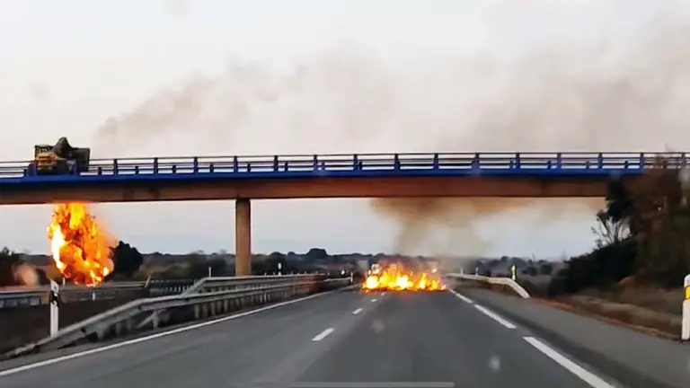 Los agricultores han lanzado 'bolas' de fuego a la autopista.