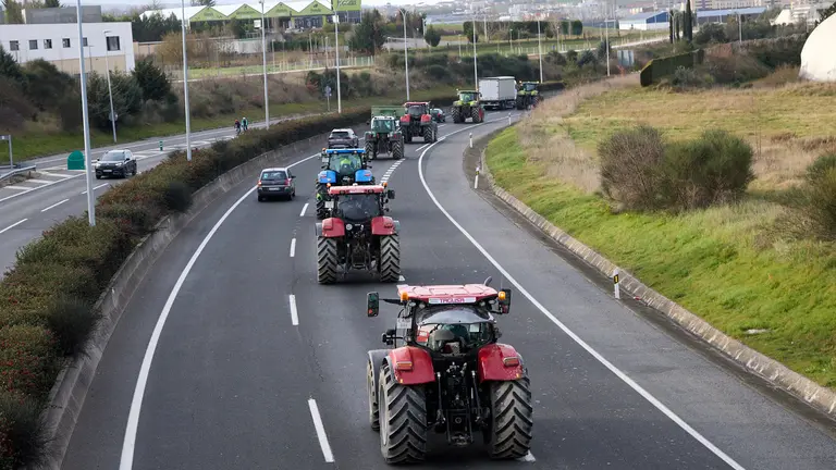 Varias decenas de tractores, de los cientos que participan este jueves en las protestas del sector agrario por todas las carreteras de Navarra, circulan por la PA-30 a la altura de Gorráiz, localidad de residencia de la presidenta del Gobierno de Navarra, María Chivite, en la Comarca de Pamplona tras haber participado en un escrache a primera hora de la mañana. IÑIGO ALZUGARAY