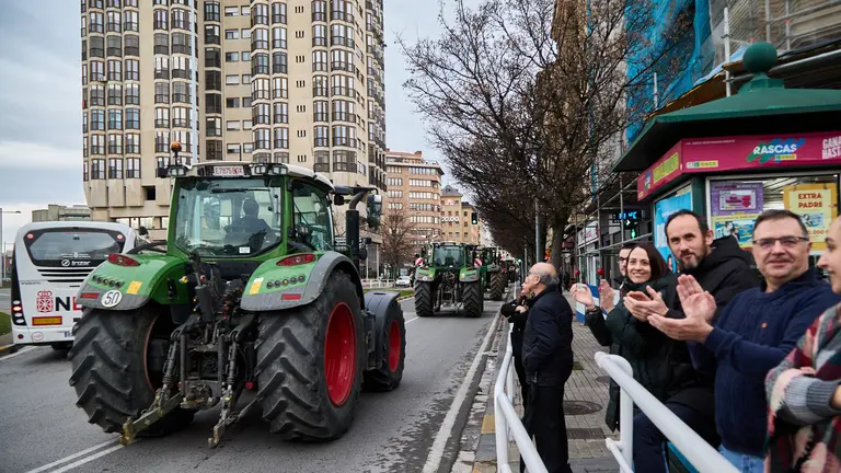 Varias decenas de tractores, de los cientos que participan este jueves en las protestas del sector agrario por todas las carreteras de Navarra, acceden al centro de Pamplona colapsando el tráfico de la ciudad. IÑIGO ALZUGARAY