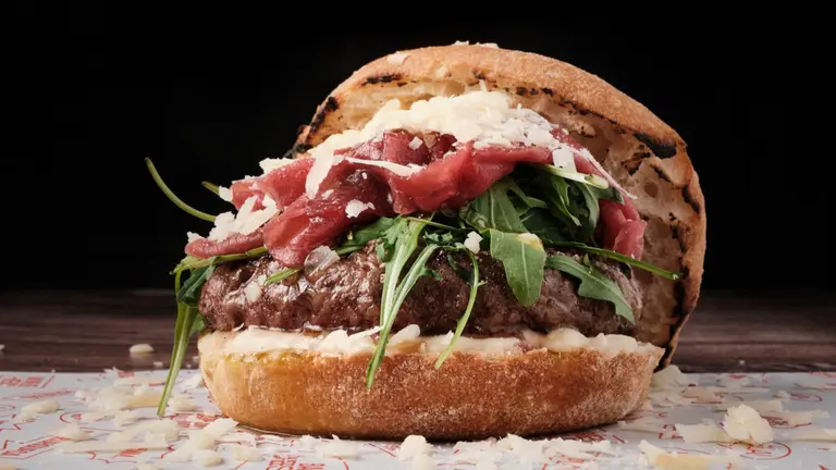 Imagen de una de las hamburguesas de Pamplona candidatas a ser las mejor de España. lamejorhamburguesa.com