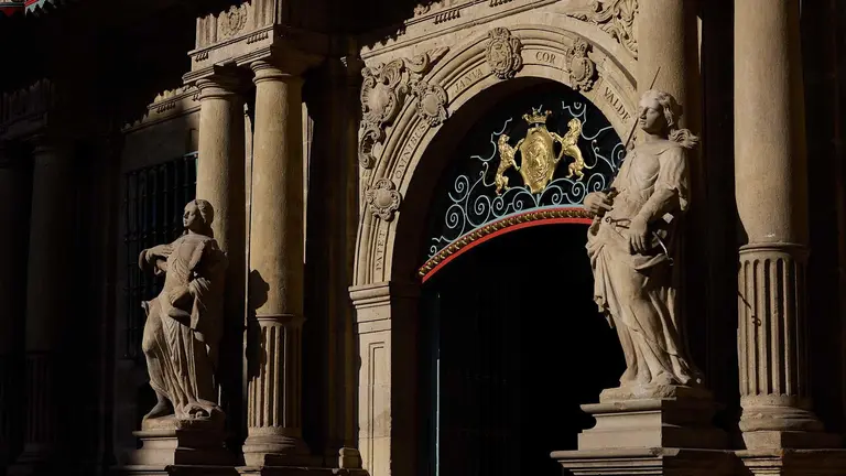 Leones de oro de la facha del Ayuntamiento de Pamplona. AYUNTAMIENTO DE PAMPLONA