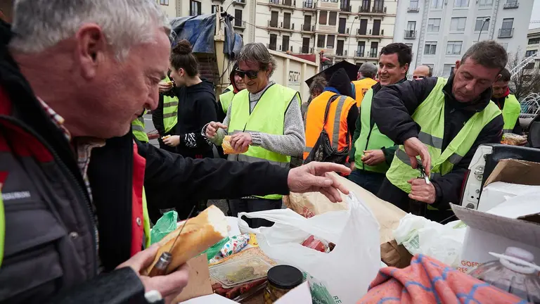 Agricultores comen en la Plaza Merindades durante la tercera jornada de protestas de los ganaderos y agricultores para pedir mejoras en el sector, a 8 de febrero de 2024, en Pamplona, Navarra (España). Agricultores y ganaderos de toda España han sacado sus tractores a las carreteras por tercera jornada consecutiva para pedir mejoras en el sector, entre ellas exigir ayudas para afrontar las sequías que sufre el campo. Además, protestan contra las políticas europeas y su falta de rentabilidad.
08 FEBRERO 2024;TRACTORES;LOGROÑO;AGRICULTORES;GANADEROS
Eduardo Sanz / Europa Press
08/2/2024