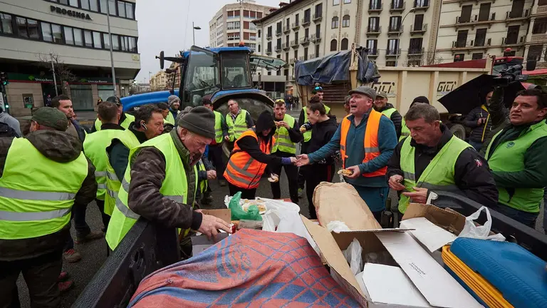 Agricultores comen en la Plaza Merindades durante la tercera jornada de protestas de los ganaderos y agricultores para pedir mejoras en el sector, a 8 de febrero de 2024, en Pamplona, Navarra (España). Agricultores y ganaderos de toda España han sacado sus tractores a las carreteras por tercera jornada consecutiva para pedir mejoras en el sector, entre ellas exigir ayudas para afrontar las sequías que sufre el campo. Además, protestan contra las políticas europeas y su falta de rentabilidad.
08 FEBRERO 2024;TRACTORES;LOGROÑO;AGRICULTORES;GANADEROS
Eduardo Sanz / Europa Press
08/2/2024