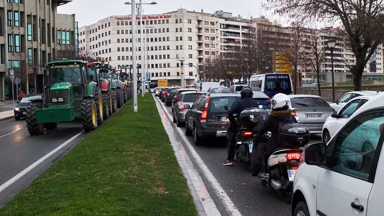 Decenas de tractores, de los cientos que participan este jueves en las protestas del sector agrario por todas las carreteras de Navarra, acceden al centro de Pamplona colapsando el tráfico de la ciudad. IÑIGO ALZUGARAY