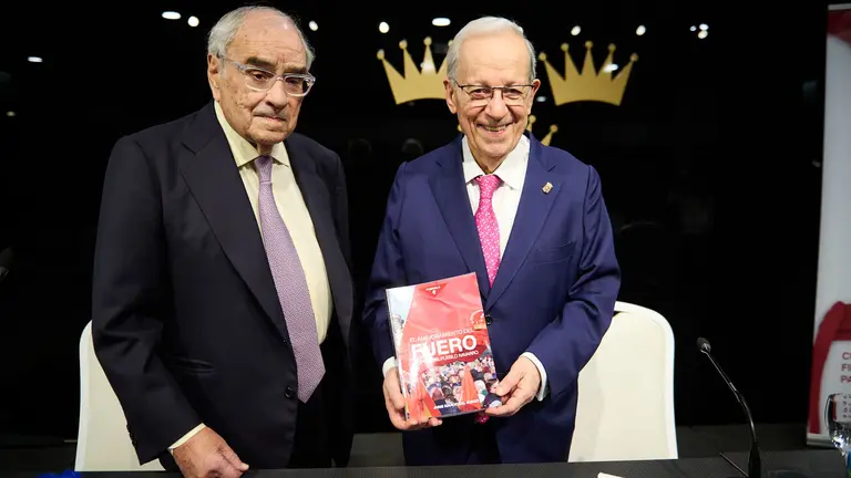 El exministro Rodolfo Martín Villa asiste a la presentación del libro 'El Amejoramiento del fuero: la casa del pueblo navarro', de Jaime Ignacio del Burgo.  PABLO LASAOSA