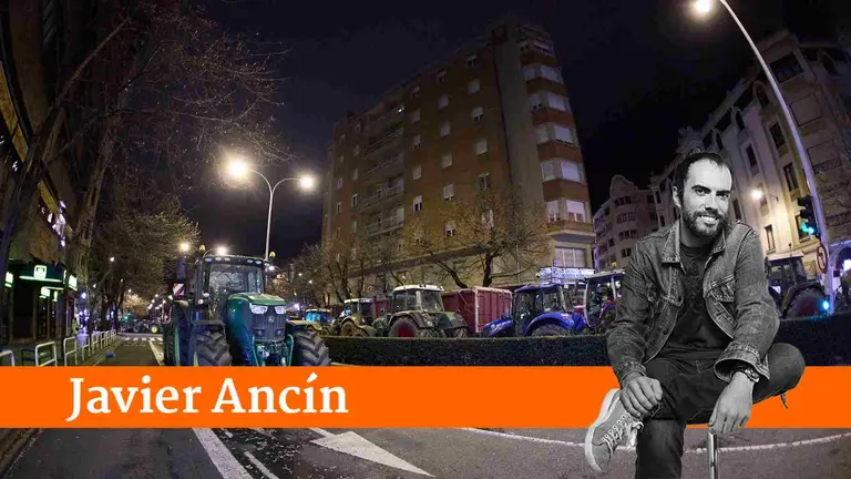 Tractores en el centro de Pamplona. ÍÑIGO ALZUGARAY