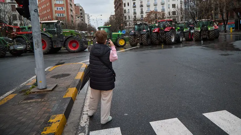 Pamplona amanece en la cuarta jornada de protestas del sector agrario con el centro de la ciudad cerrado al tráfico particular y con decenas de tractores ocupando las principales calles y plazas. IÑIGO ALZUGARAY