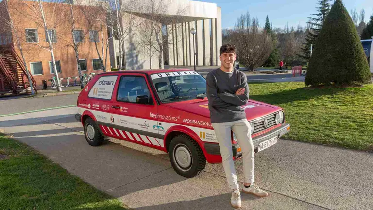 Nicolás Ross Bianco con el Polo en el campus de la Universidad. UNIVERSIDAD DE NAVARRA