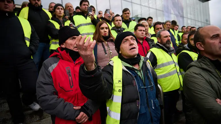 Agricultores plantan sus tractores frente a la consejería de Media Ambiente y Desarrollo Rural durante la cuarta jornada de protestas. PABLO LASAOSA