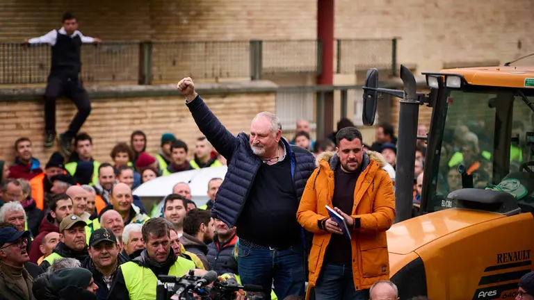 Agricultores plantan sus tractores frente a la consejería de Media Ambiente y Desarrollo Rural durante la cuarta jornada de protestas. PABLO LASAOSA