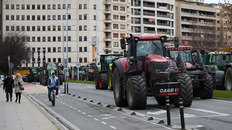 Salida de los tractores de Pamplona sin entorpecer el tráfico tras cuatro jornadas de protestas del sector agrario en la capital foral y después de llegar a un principio de acuerdo con el Gobierno de Navarra de parte de sus reivindicaciones y con el compromiso del Ejecutivo de seguir negociando la próxima semana con los agricultores. IÑIGO ALZUGARAY