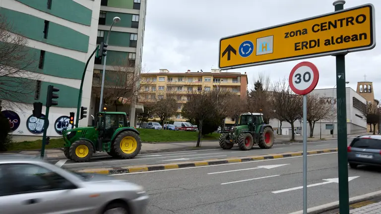 Salida de los tractores de Pamplona sin entorpecer el tráfico tras cuatro jornadas de protestas del sector agrario en la capital foral y después de llegar a un principio de acuerdo con el Gobierno de Navarra de parte de sus reivindicaciones y con el compromiso del Ejecutivo de seguir negociando la próxima semana con los agricultores. IÑIGO ALZUGARAY