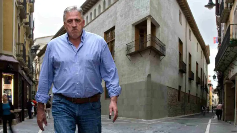 Fotomontaje del alcalde de Pamplona, Joseba Asirón, sobre una imagen del Palacio del Condestable.