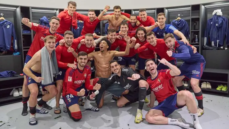 Celebración de los jugadores de Osasuna en el vestuario de Anoeta. OSASUNA