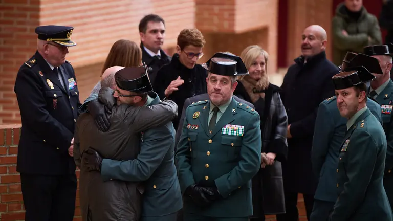 Autoridades civiles y policiales, junto al ministro Grande Marlaska, asisten a la capilla ardiente del Guardia Civil David Pérez Carracedo, en la Comandancia de la Guardia Civil de Navarra, fallecido en una operación contra el narcotráfico en Barbate. PABLO LASAOSA