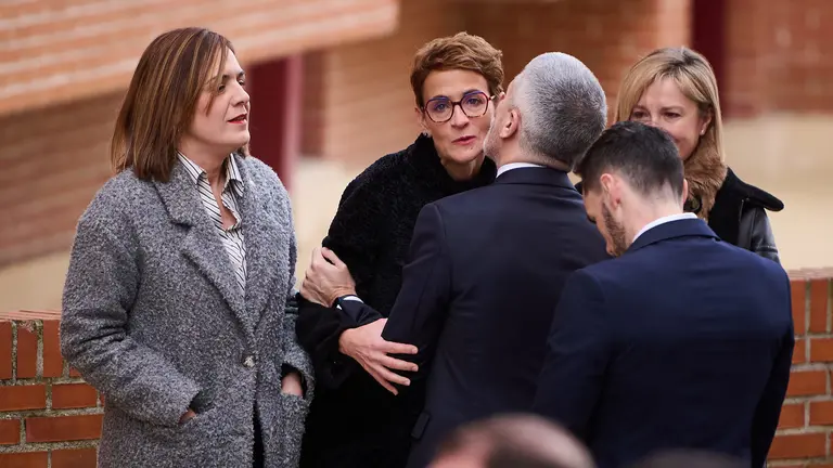 Autoridades civiles y policiales, junto al ministro Grande Marlaska, asisten a la capilla ardiente del Guardia Civil David Pérez Carracedo, en la Comandancia de la Guardia Civil de Navarra, fallecido en una operación contra el narcotráfico en Barbate. PABLO LASAOSA