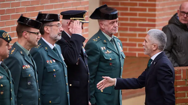 Autoridades civiles y policiales, junto al ministro Grande Marlaska, asisten a la capilla ardiente del Guardia Civil David Pérez Carracedo, en la Comandancia de la Guardia Civil de Navarra, fallecido en una operación contra el narcotráfico en Barbate. PABLO LASAOSA