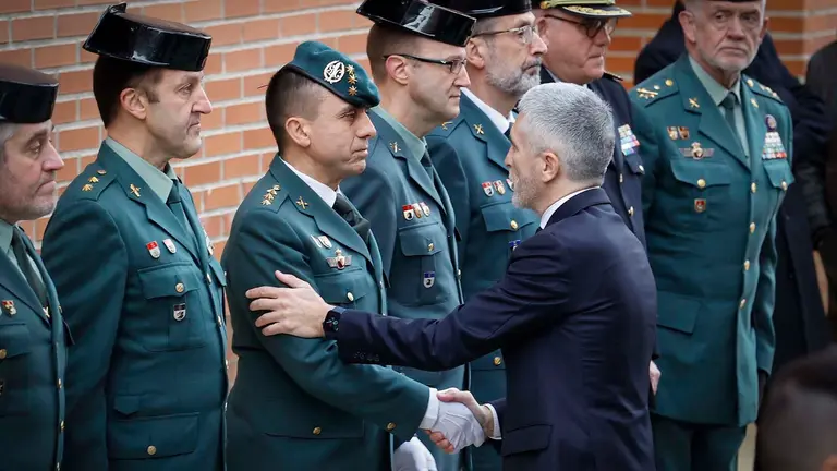 El ministro del Interior, Fernando Grande-Marlaska (c), a su llegada a la Comandancia de la Guardia Civil de Pamplona donde se ha abierto este domingo la capilla ardiente del guardia civil David Pérez Carracedo, fallecido este viernes en Barbate (Cádiz) al ser arrollada su patrullera por una narcolancha. EFE/ Villar López