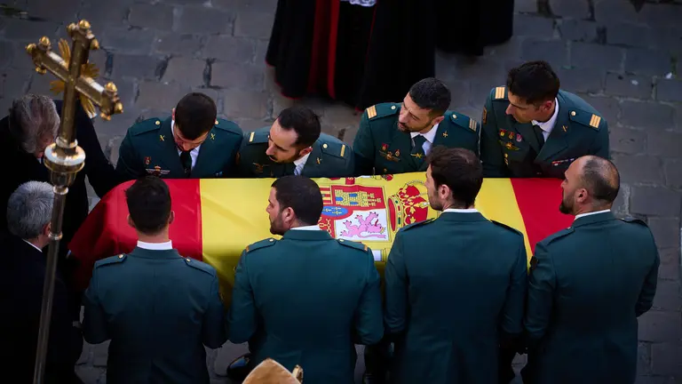 Autoridades civiles y militares asisten al funeral del Guardia Civil David Pérez Carracedo, fallecido en una operación contra el narcotráfico en Barbate. PABLO LASAOSA
