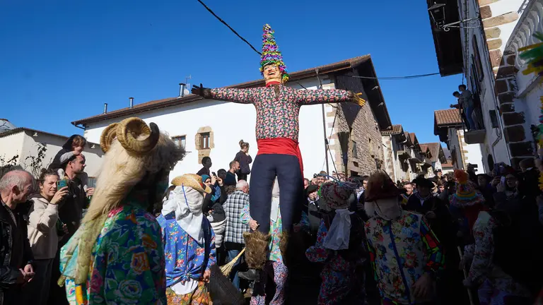 Carnaval Rural de Lantz en el que los "Txatos", disfrazados con ropas de gran colorido y estampado, gorros en forma de cucurucho y armados con escobas, representan a los vecinos del pueblo que ayudaron a "Ziripot" a luchar contra el bandido "Miel Otxin" y su malvado caballo el "Zaldiko" . "Miel Otxin", icono de la maldad y simbolizado en una figura de madera rellena de hierba seca de más de 3 metros de altura, finalmente es capturado por "Ziripot" y los "Txatxos" y termina ardiendo en la hoguera en la noche de carnaval. IÑIGO ALZUGARAY