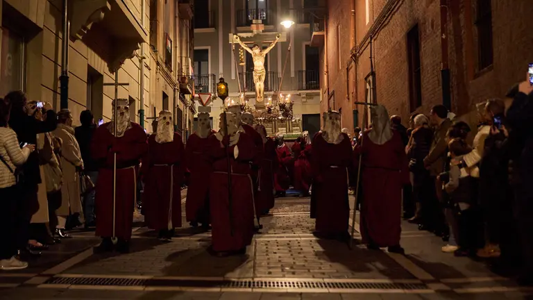 La Hermandad de la Pasión del Señor de Pamplona traslada su paso del Cristo Alzado a la Catedral. IÑIGO ALZUGARAY