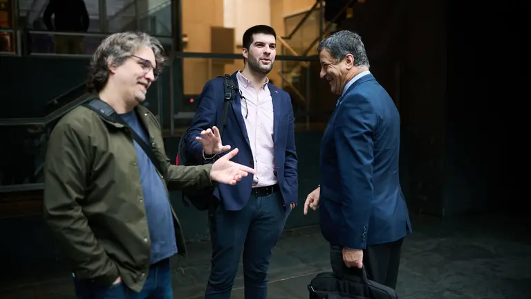 Los parlamentarios de Contigo Navarra, Daniel Córdoba y Carlos Guzmán hablan con Javier Trigo, de UPN, antes del comienzo del pleno. PABLO LASAOSA