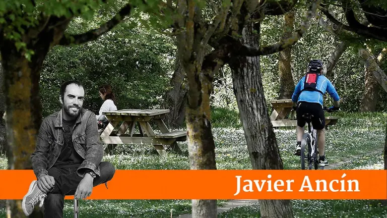 Imagen de archivo de un ciclista que pasa por un parque en Pamplona EFE