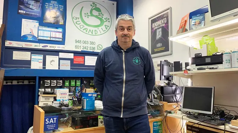 Mikel Gastearena en su tienda de informática Sugandila en la calle Paulino Caballero de Pamplona. Navarra.com