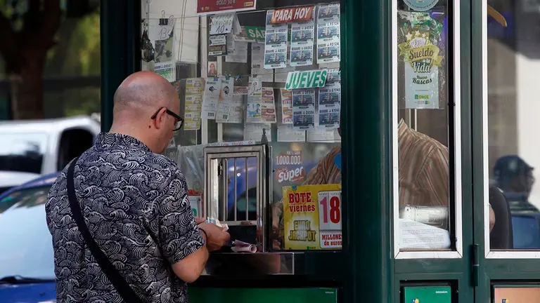 Una persona compra en un quisco de la ONCE. ARCHIVO