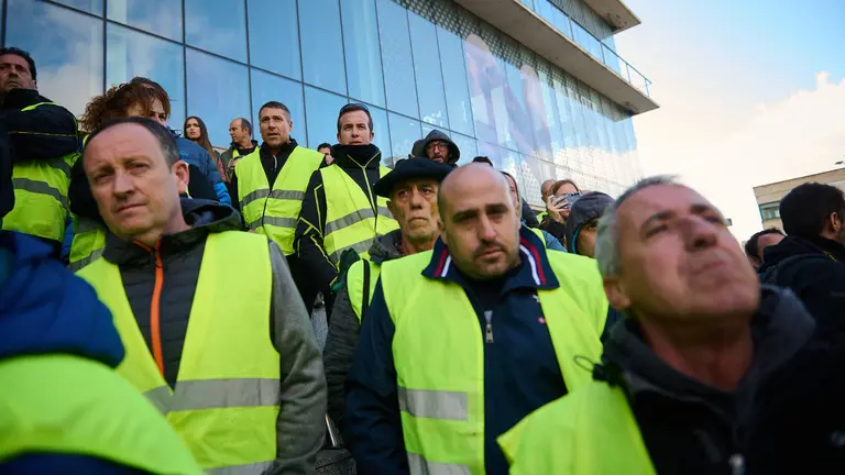 Cientos de agricultores se concentran a las puertas de la consejería de Desarrollo Rural durante la reunión mantenida entre representantes agrarios y miembros del Gobierno de Navarra. PABLO LASAOSA