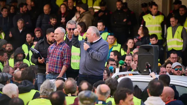 Cientos de agricultores se concentran a las puertas de la consejería de Desarrollo Rural durante la reunión mantenida entre representantes agrarios y miembros del Gobierno de Navarra. PABLO LASAOSA