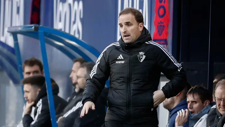 PAMPLONA, 17/02/2024.- El entrenador de Osasuna Jagoba Arrasate, durante el partido correspondiente a la jornada 25 de LaLiga disputado entre el Club Atlético Osasuna y el Cádiz CF este sábado en el estadio El Sadar de Pamplona. EFE/ Jesús Diges