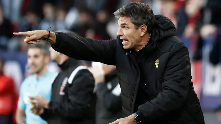 El entrenador del Cádiz, Mauricio Pellegrino, durante el partido correspondiente a la jornada 25 de LaLiga disputado entre el Club Atlético Osasuna y el Cádiz CF este sábado en el estadio El Sadar de Pamplona. EFE/ Jesús Diges